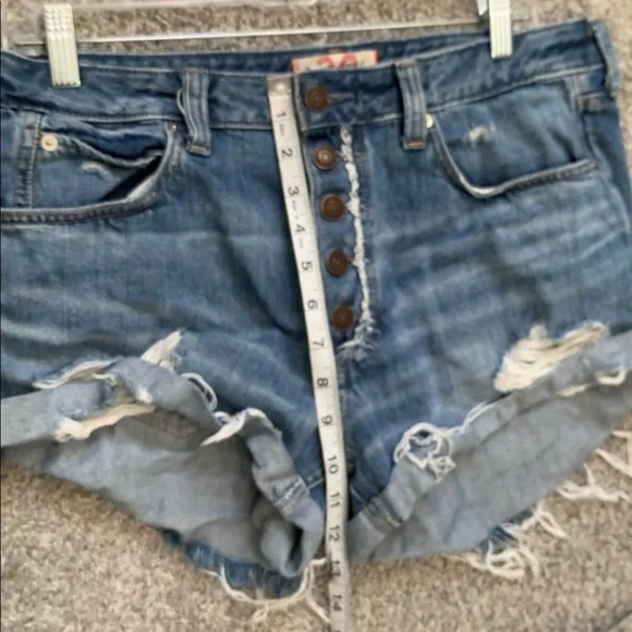 We the Free Romeo Rolled Distressed Blue Jean Shorts Size 30 - Picture 8 of 10
